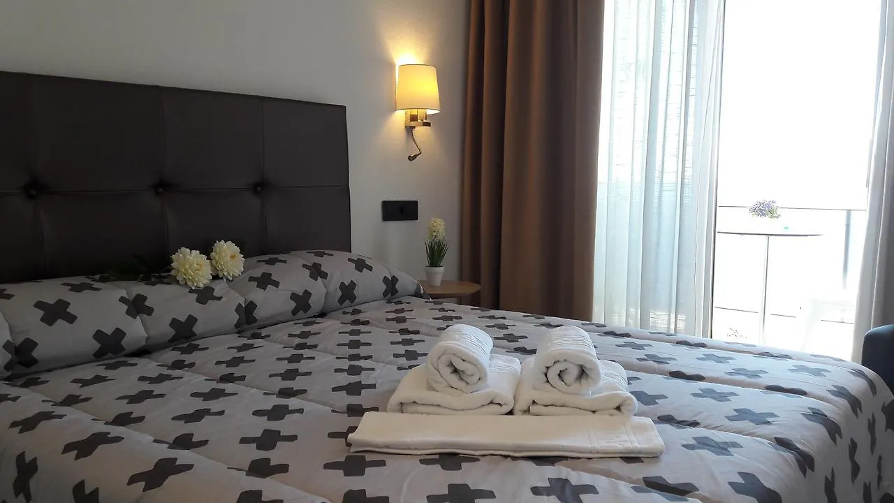 Hotel Vela Росас 2*,